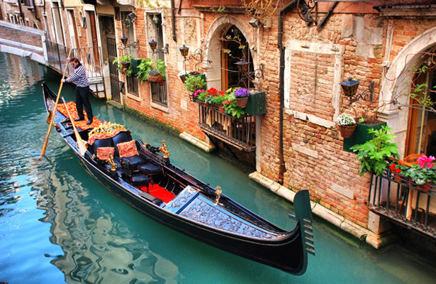 lara-tour-italy